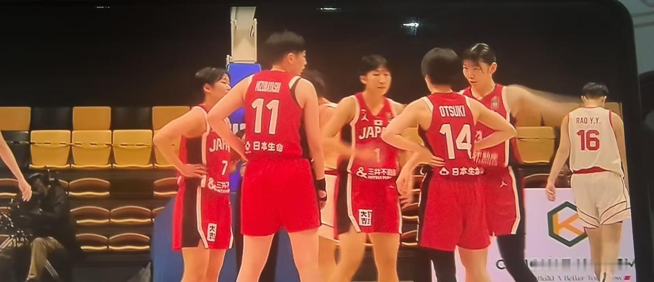 U18中国女篮这次68比73输给日本，看完全场真的堵得慌，紧张慌乱，后卫缺乏控制