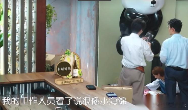 黄晓明放心吧，小海绵的妈妈是baby，颜值不会低的。黄晓明对王俊凯说：“我家