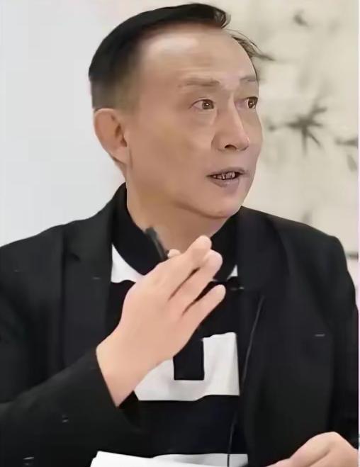 果不其然。​中国学者卢麒元突然提出了“立法者每次参与都要政审”的主张。卢麒