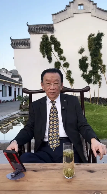 7月14号晚，侯耀华在纪念七月风波一周年直播中坦承当年是他阻挠师胜杰和黄铁良带拉