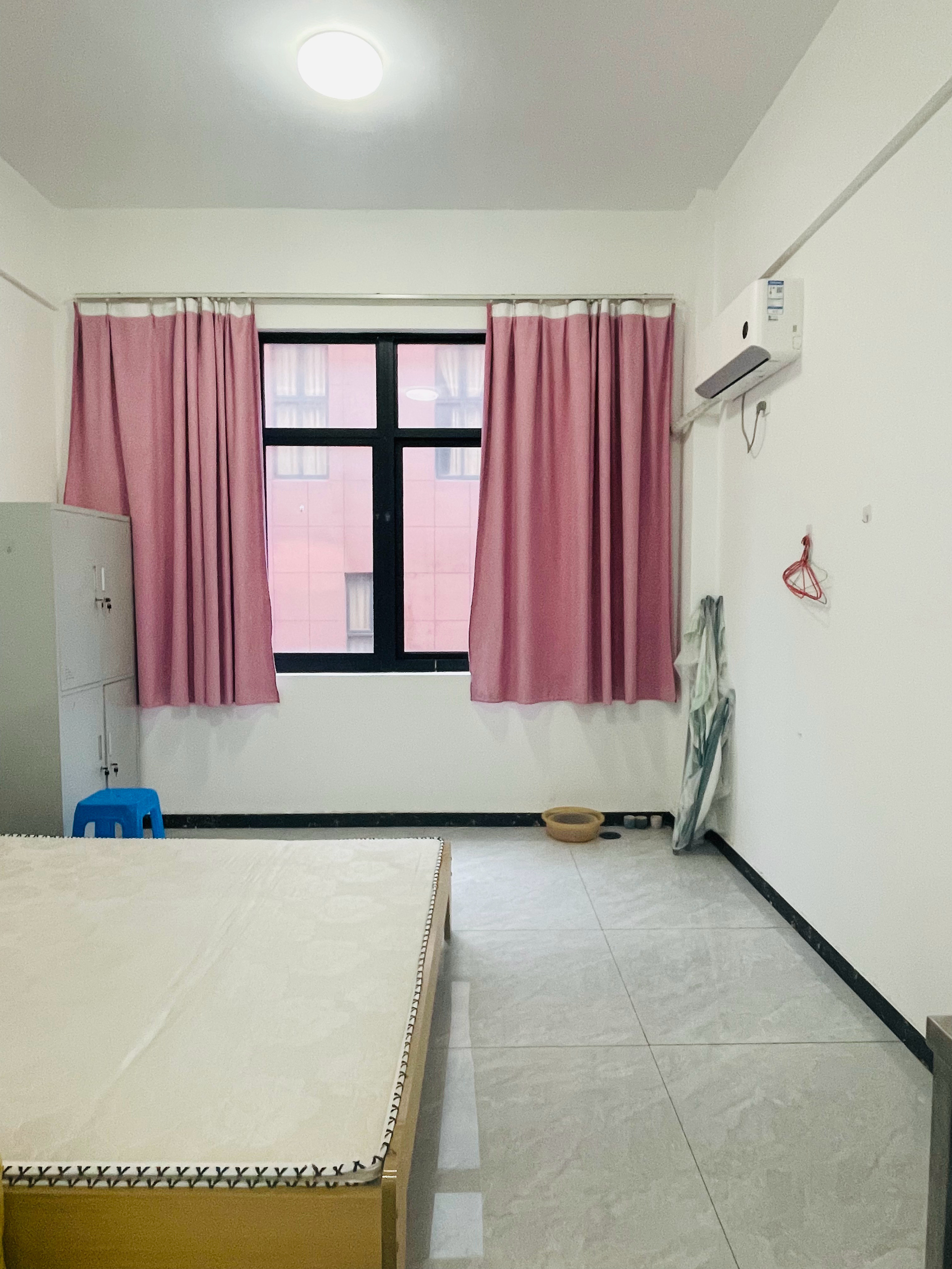 宿舍就是这样的，一个房间带一个独立卫生间，有空调有热水器，比较简陋。让小渊给我打