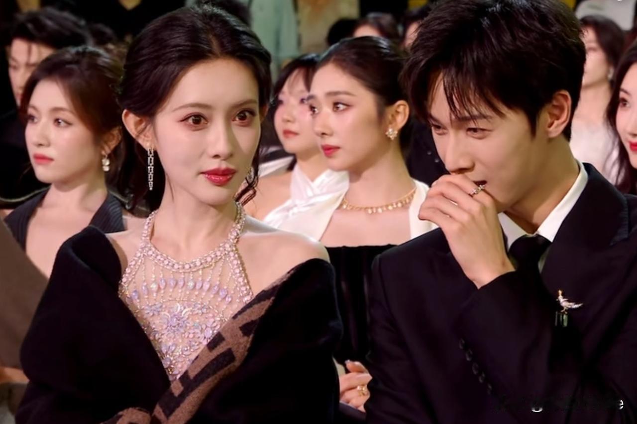 12月21日，孟子义李昀锐，捂嘴讲小话！去年聊天被读唇语全翻译出来了，今年两人