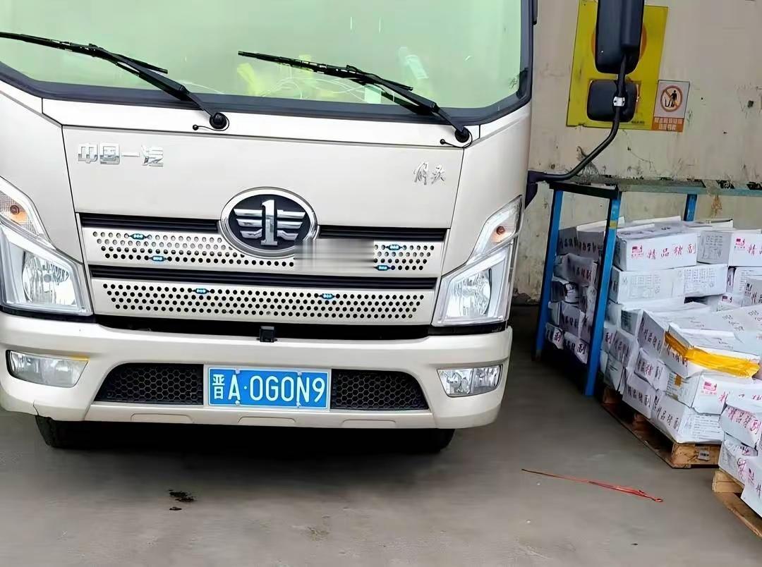 广西老板高先生托货车运7.8吨冷冻猪脚到广东，司机却绕到河南致货物被扣，还两度失