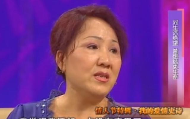 1972年，泥瓦匠张复生娶了城里的女知青，晚上睡觉他发现妻子的腰变粗了。他以为妻