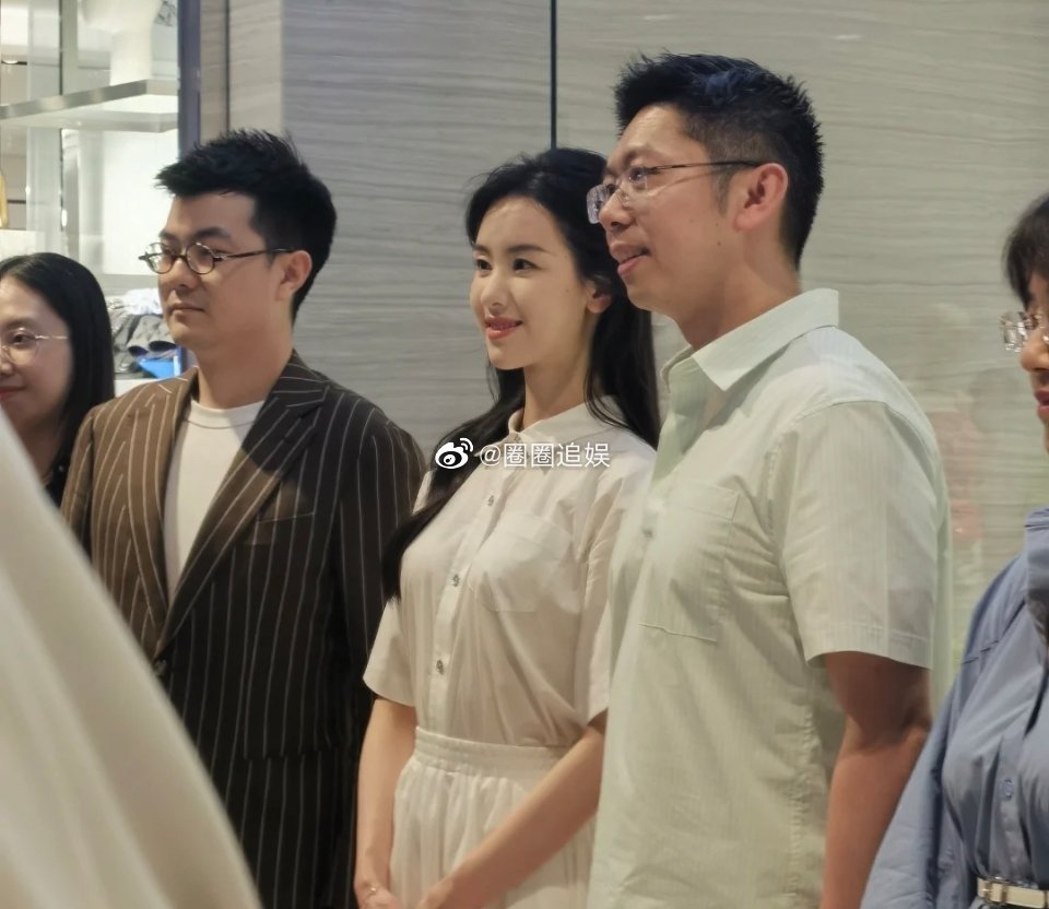 明星与普通人的差距，陈都灵真不愧是校花一枚。