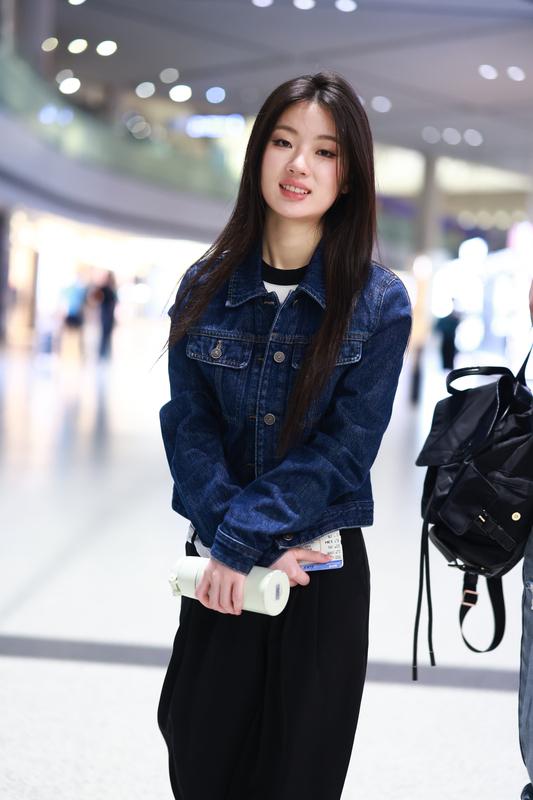 单依纯和李荣浩本就相识。公开道歉，意味着单依纯意识到了自身的错误，而李荣浩的喊话