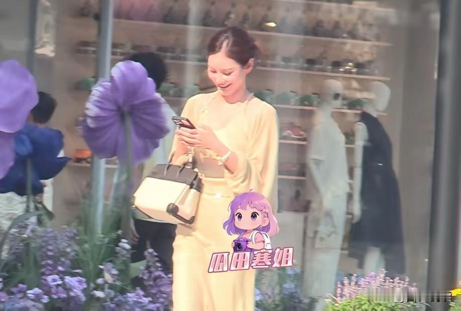 吼吼马筱梅真上范了一身柔黄色长裙+高奢包包傍身出门的马筱梅被娱记拍到了