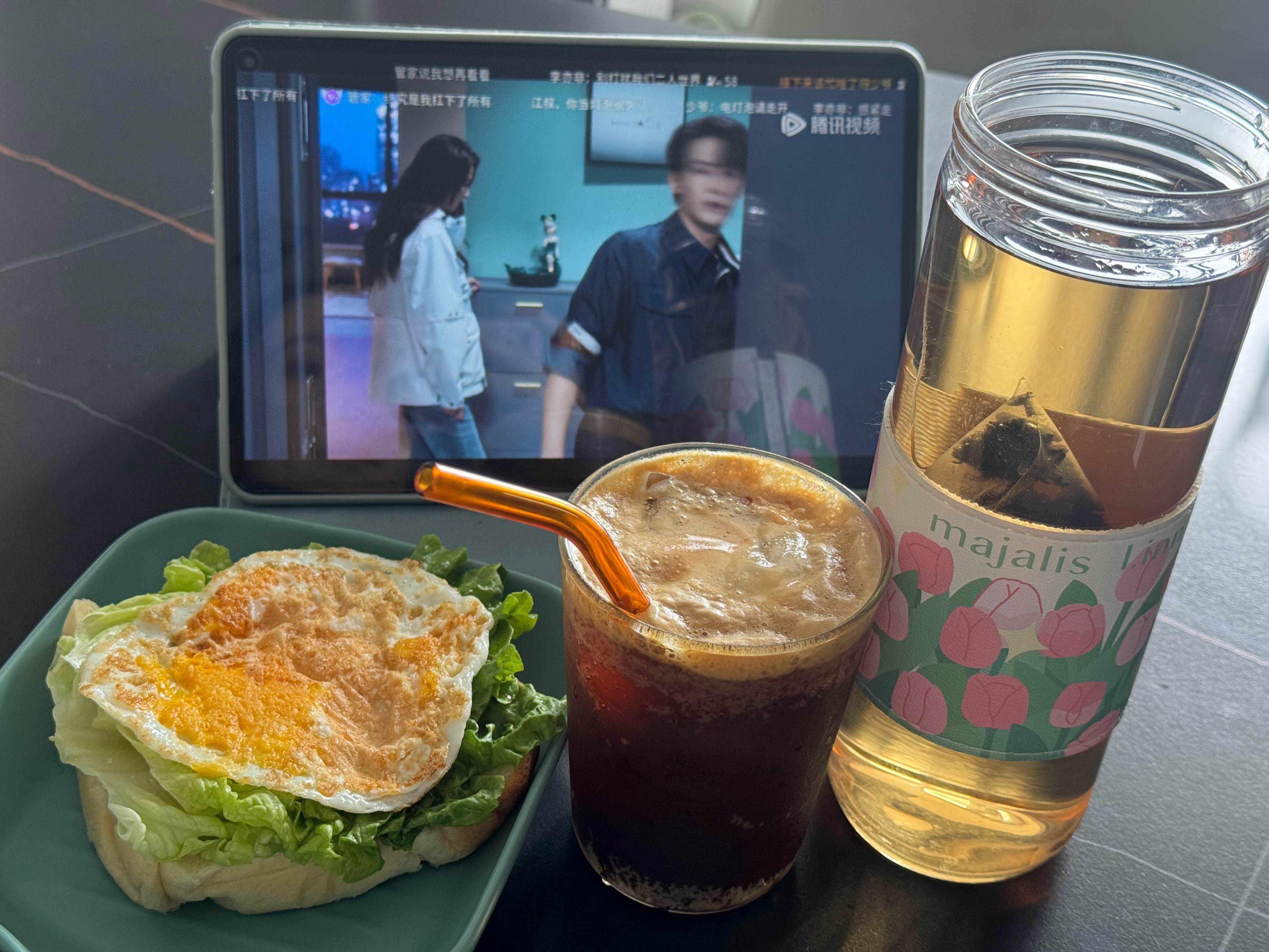 闺女平安送达今天中午要吃席（耽误减肥）我说不给闺女带饭了（做饭不知道做啥）她说“