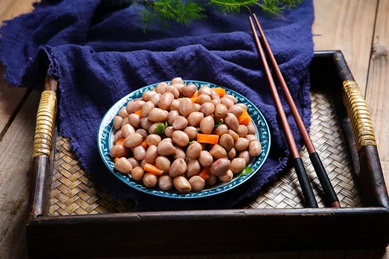 喝二锅头时，下酒菜的选择很有讲究。我首推炒花生米，这可是经典中的经典。炒的时候要