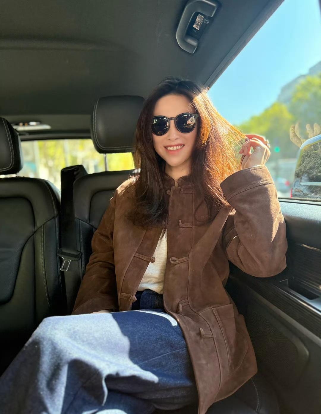 朱珠去购物，笑容好治愈……女人啊女人，不管是普通女人还是明星，就是爱购物。去