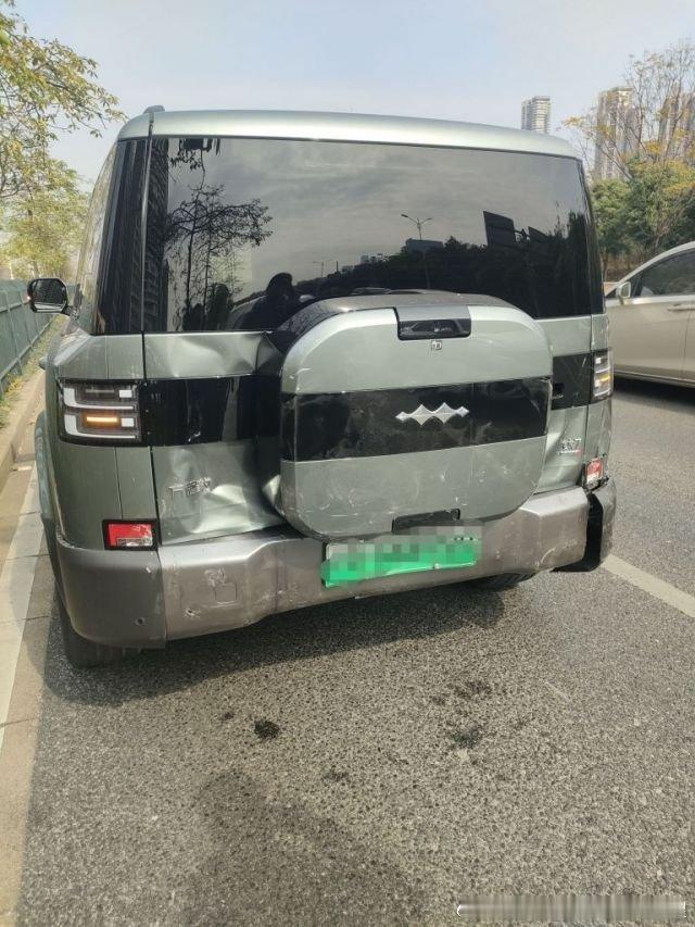 方程豹钛7被追尾从后车留下的书包印子来看追尾速度很快啊