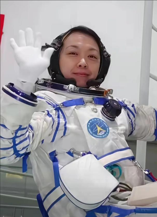 太振奋了！入驻”天宫”空间站还不到10天，香港首位航天员黎家盈就接到了，一个特殊