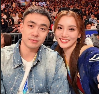 辽宁男篮球员赵继伟晒出和妻子的合照庆祝自己第八次全明星。他写道：第8次全明星，看