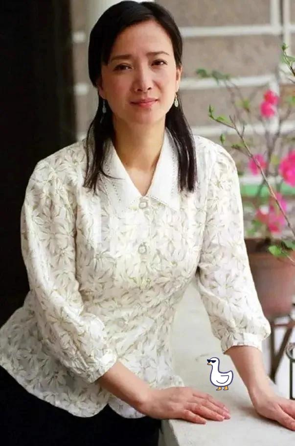 千万别被何晴的古典美人形象骗了。她在饭局上被人用酒调侃，下一秒，整杯白酒泼回