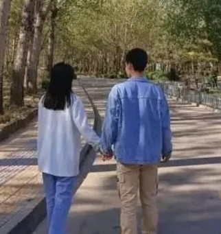 转身就哭，夫妻俩离完婚出来，丈夫说：