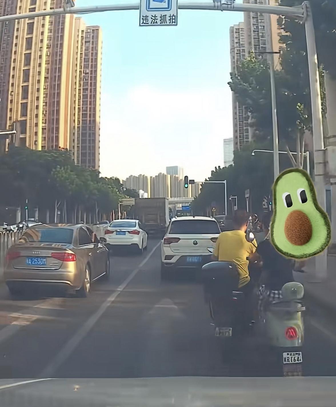 必须严惩！湖北武汉，一女子骑电动车正常等红灯时，被身后一名嫌她速度慢的黄衣男子恶