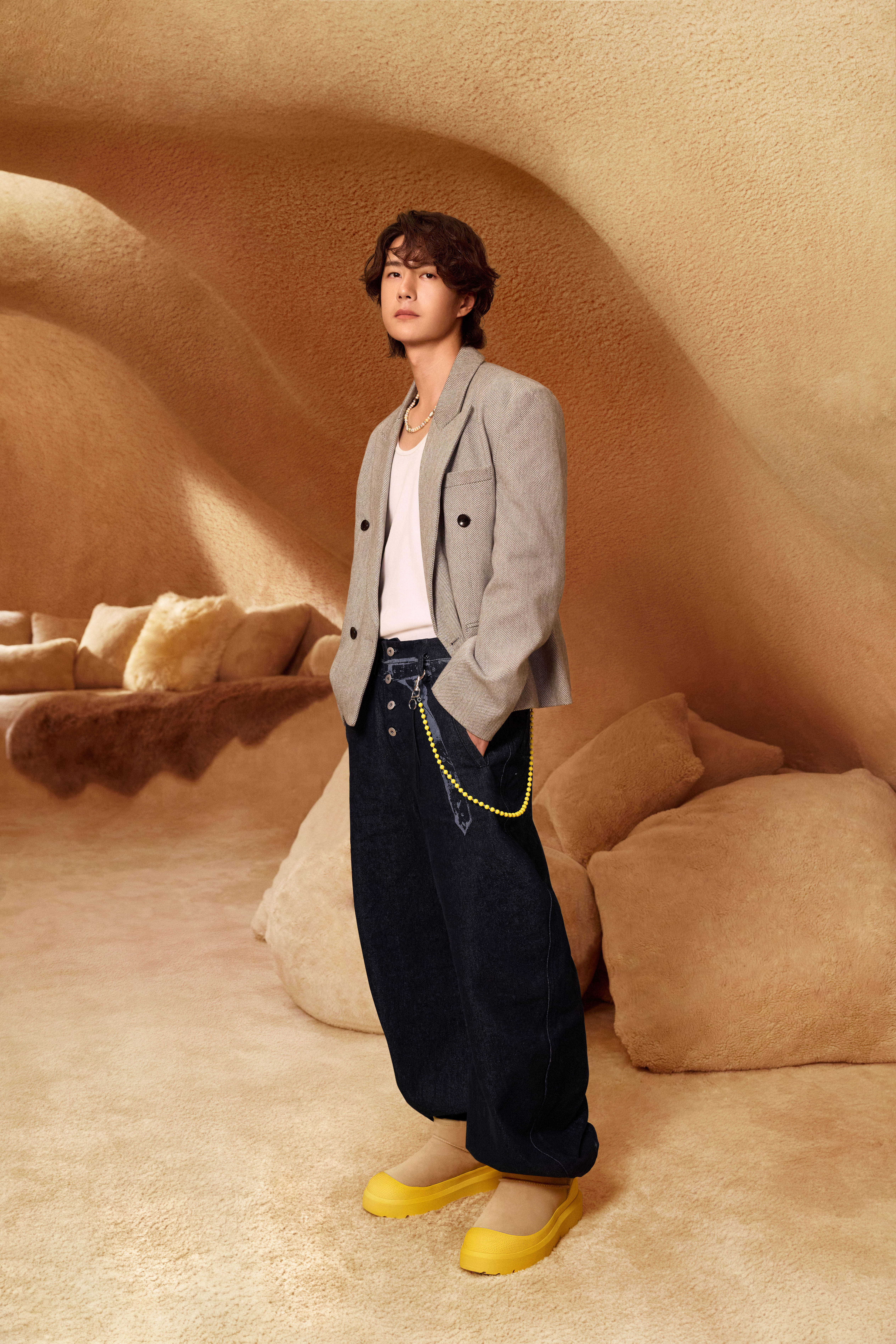 全球代言人王一博的UGG松弛酷感公式你确定不心动吗!这次羊毛卷新造型配UGG彩壳