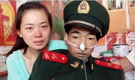 照片上的这个人身穿军装，骨瘦如柴，他此刻强打起精神，与妻子一起拍下了人生中最后的