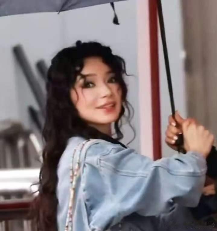 代斯泡面头造型代斯泡面头代斯一公上班路透，谁给美女做的泡面头造型！！