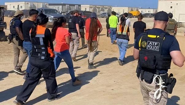 不装了，美国直接跑现代汽车工厂抓人，超300名韩国工人捕，韩国打算赴美赎人了