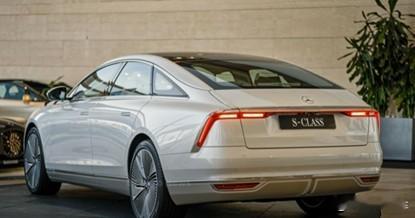 全新奔驰S级亮相，2.5T发动机+竖屏+超跑气质，全新前脸气场全开眼下这年头，汽