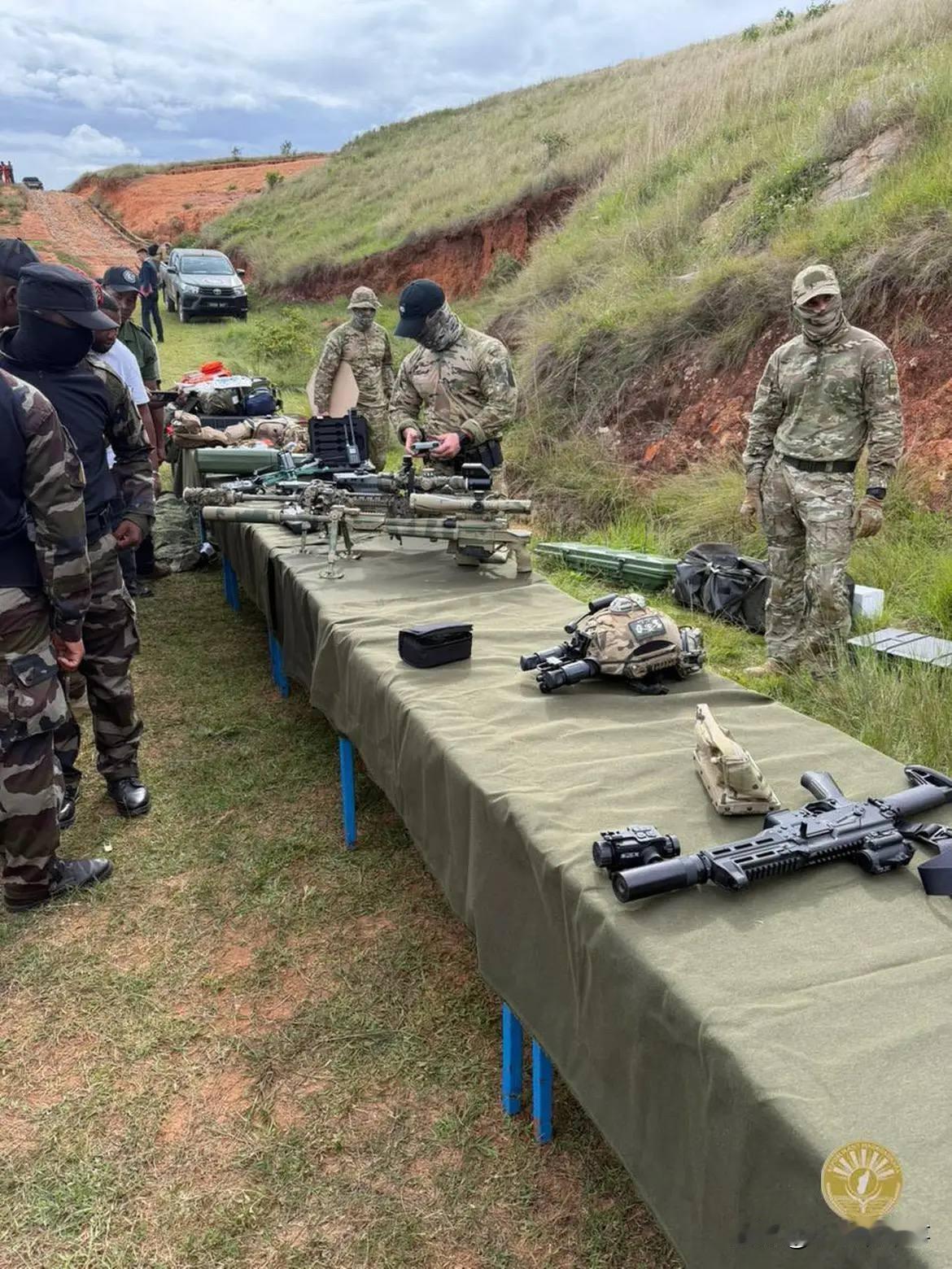 俄罗斯“非洲军团”的士兵向马达加斯加军人展示了该军团的枪械、装备和无人机样本。