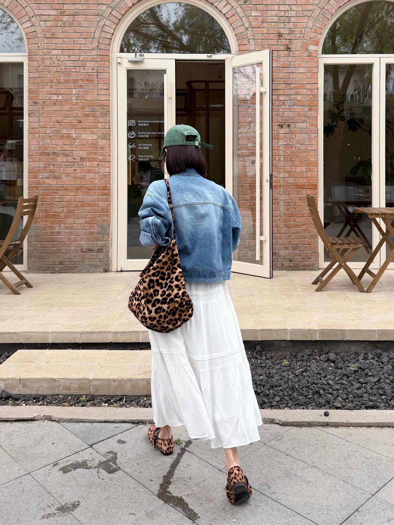 小个子假期出游就这么穿，牛仔夹克配小白裙清新又温柔！浅蓝牛仔外套松弛减龄，搭配