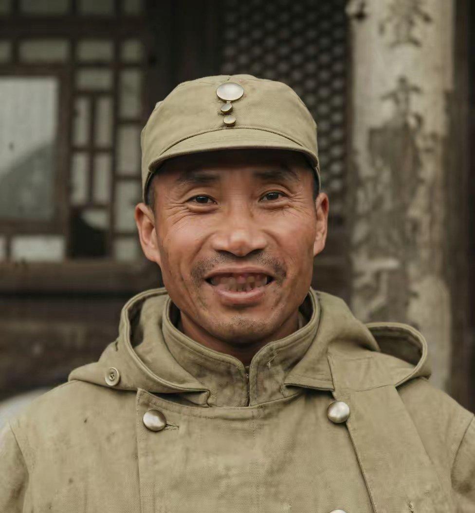 很罕见的一张朱老总年轻时的照片，大概是在八路军成立那几年拍的，当时他50岁左右，