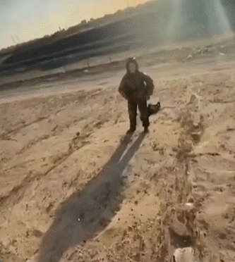 哥别动手，我是美国人！美国飞行员统一跪地投降是有标准的？​网友，以人为本生命