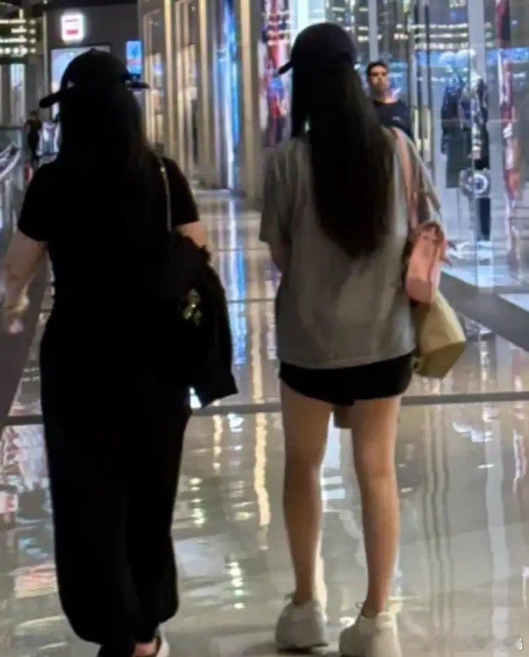 新加坡偶遇到李湘和她的女儿王诗龄，母女俩正在逛商场，路人镜头下的两个人看着都不胖，网友晒出的虽然只有