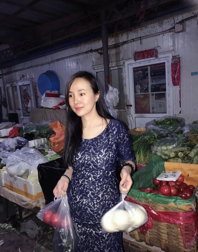 干露露近照曝光, 挺着个大肚子太吸引眼球, 眼睛还盯着手中的黄瓜