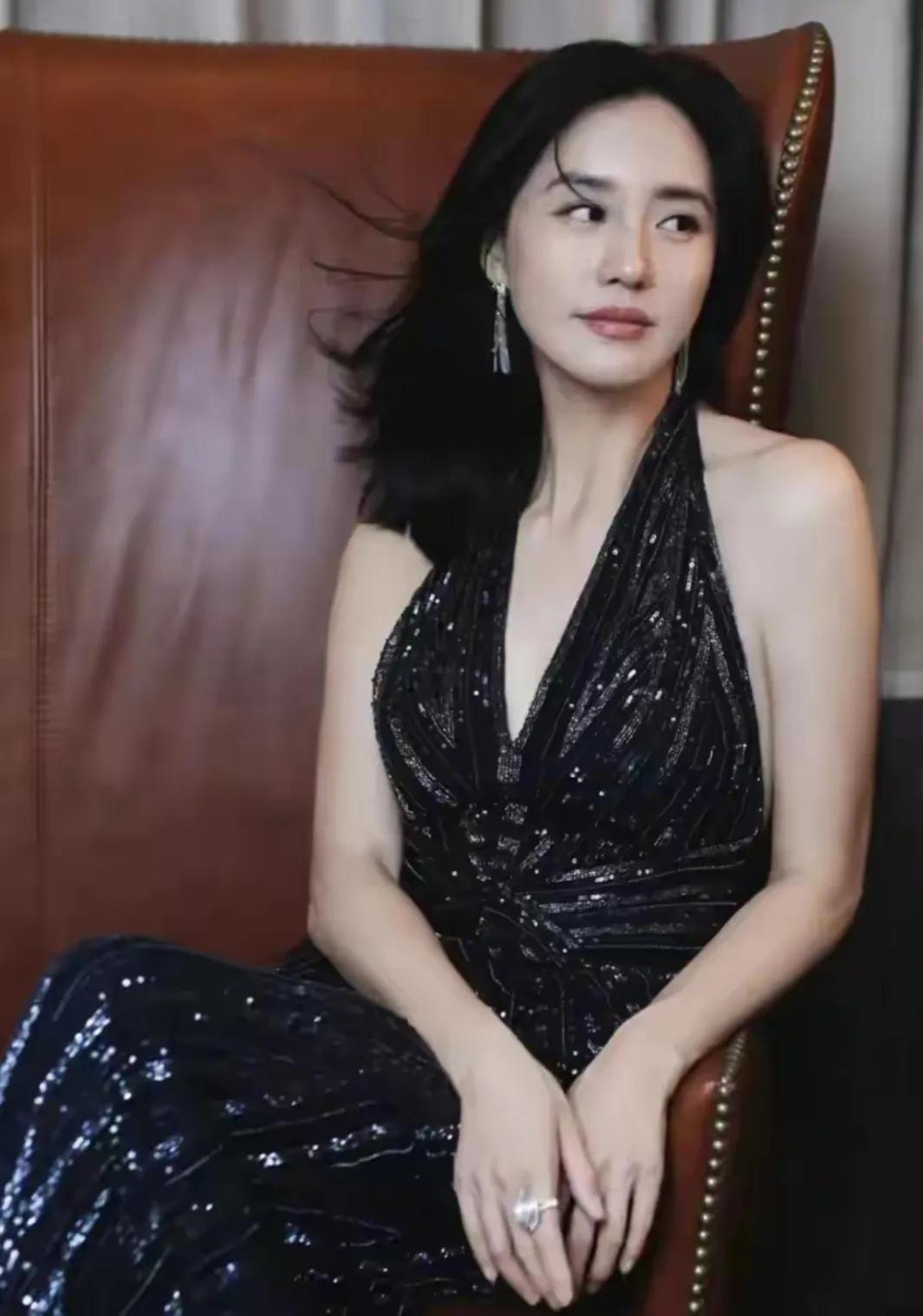 王智黑裙造型太绝了！王智这组氛围感大片真的美到失语！✨一袭挂脖黑亮片长裙