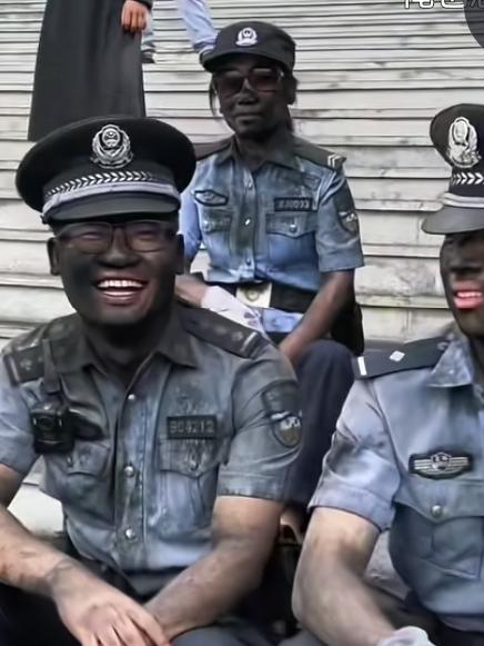 妈耶！居然还有这样的节日！云南摸黑节的热闹场景，简直要笑死人！人们不仅可以正