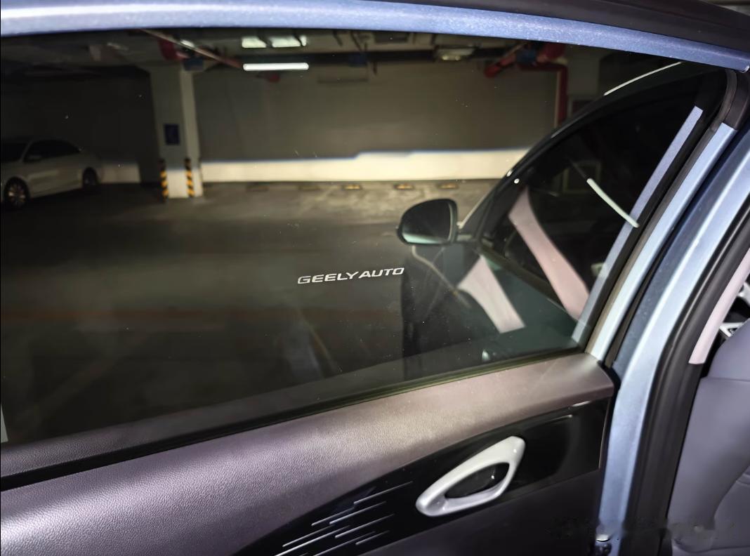 闺蜜吐槽4S店给她赠的膜上全是大字广告。号称买车赠价值1188的车膜，结果贴下