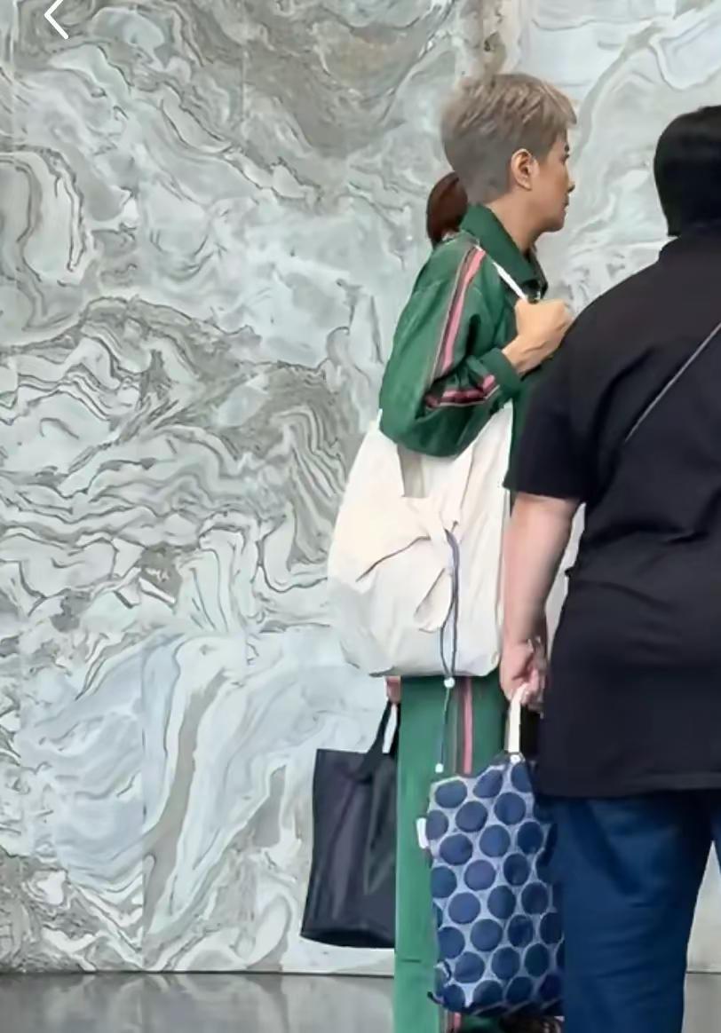 近日，有网友在珠海某楼盘惊喜偶遇邵美琪拍摄新剧《璀璨之城》。当天，她身着绿色运动