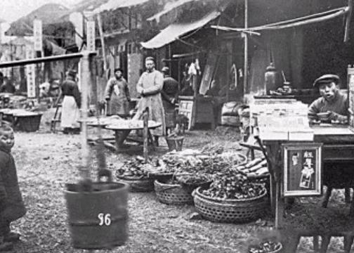 在民国时，能吃葱蘸酱的就是富农，请客吃饭才会切块豆腐，普通人家一天两顿玉米面高粱