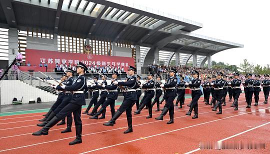 在江苏，“过本科线”只是报考警校的“入场券”，实际录取分数通常远高于本科线。如果