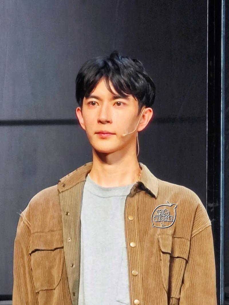 于朦胧这事疑点很多啊1、他为什么选择朋友家去si，如果是被迫去的，那就更奇怪了