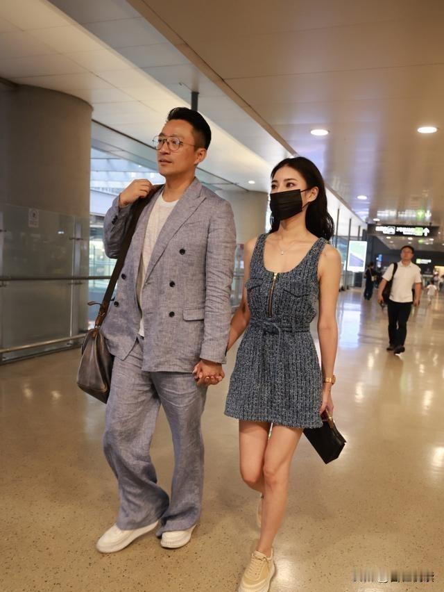 马筱梅和汪公子的这次国外出街照发现了马筱梅两个不同以往的变化马筱梅这次陪着