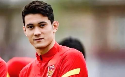 20岁的拜合拉木，拿到国足奖金，没买跑车，没买名表，扭头就给他哥在伊犁付了套房子