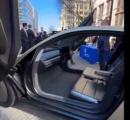 马斯克把方向盘删了这是直接进入无人驾驶的生态了，方向盘删了，完全不用人类啦。以