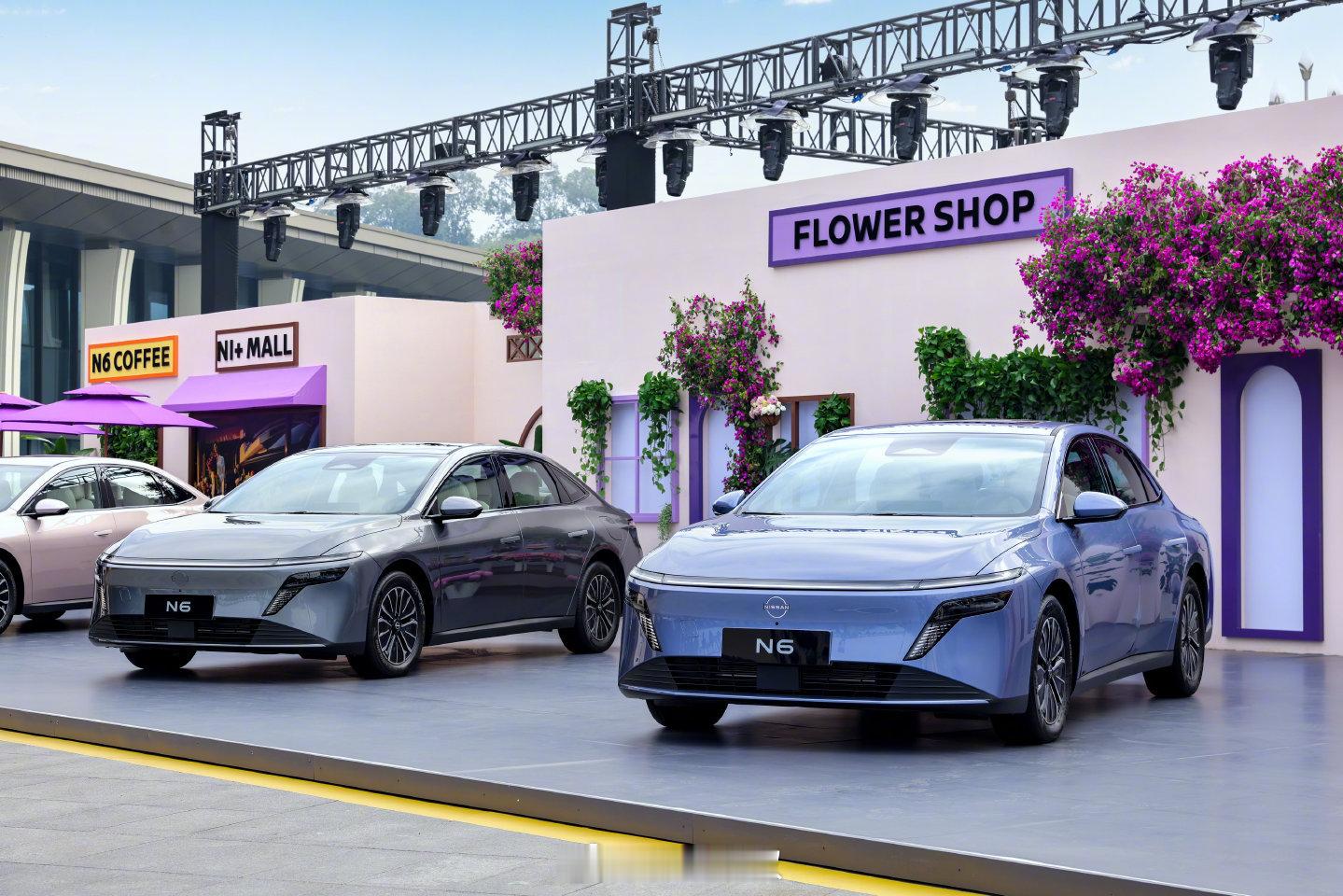 百万级后排大沙发发布会上，摆出大沙发阵容现在的东风日产真的很会玩啊！！可以说这下