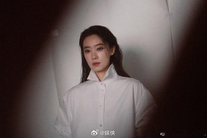 张小斐白衬衫大片氛围感直接拉满，慵懒又松弛，网友都忍不住调侃：可以坐评委腿上看电