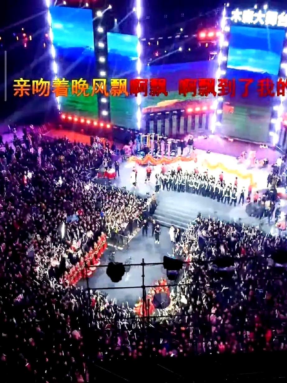 木森把直播间搬到西安未央湖，直接送疯！手机、电动车咔咔往外扔，现场挤到手