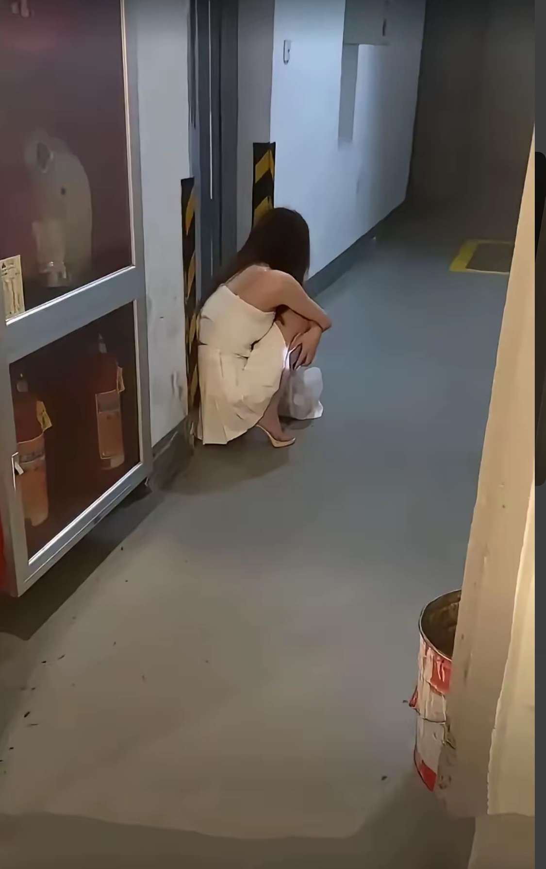 美女情绪失控，不知道是发生了什么