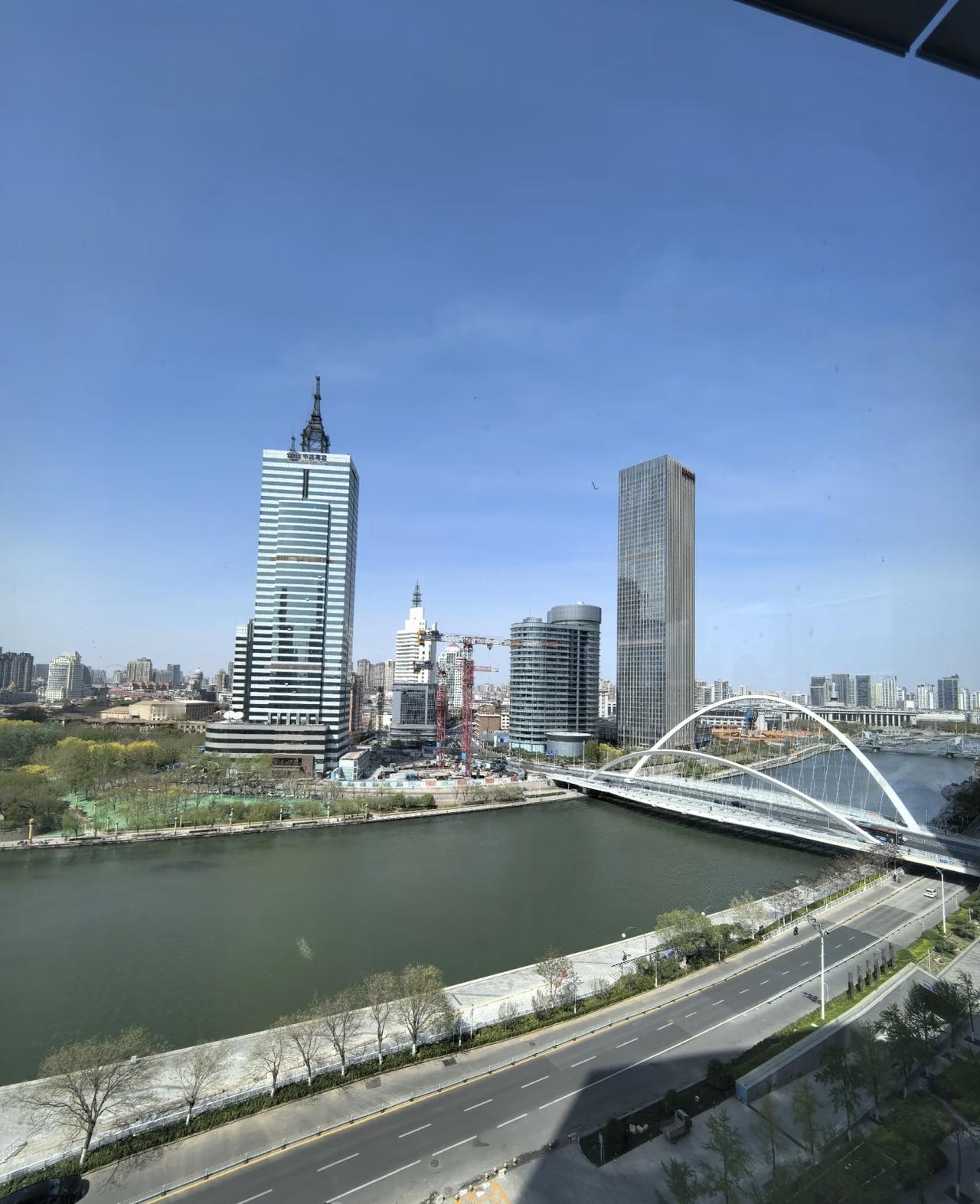 河南姑娘护理专业毕业，独自来到天津和平区打拼，选择做住家保姆，负责照料雇主