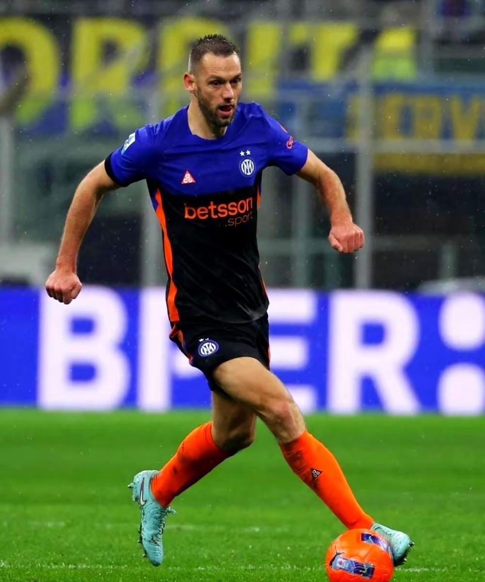 值得！据悉，国际米兰计划与34岁的荷兰中后卫德弗赖续签一份短合同，以期夯实球队下