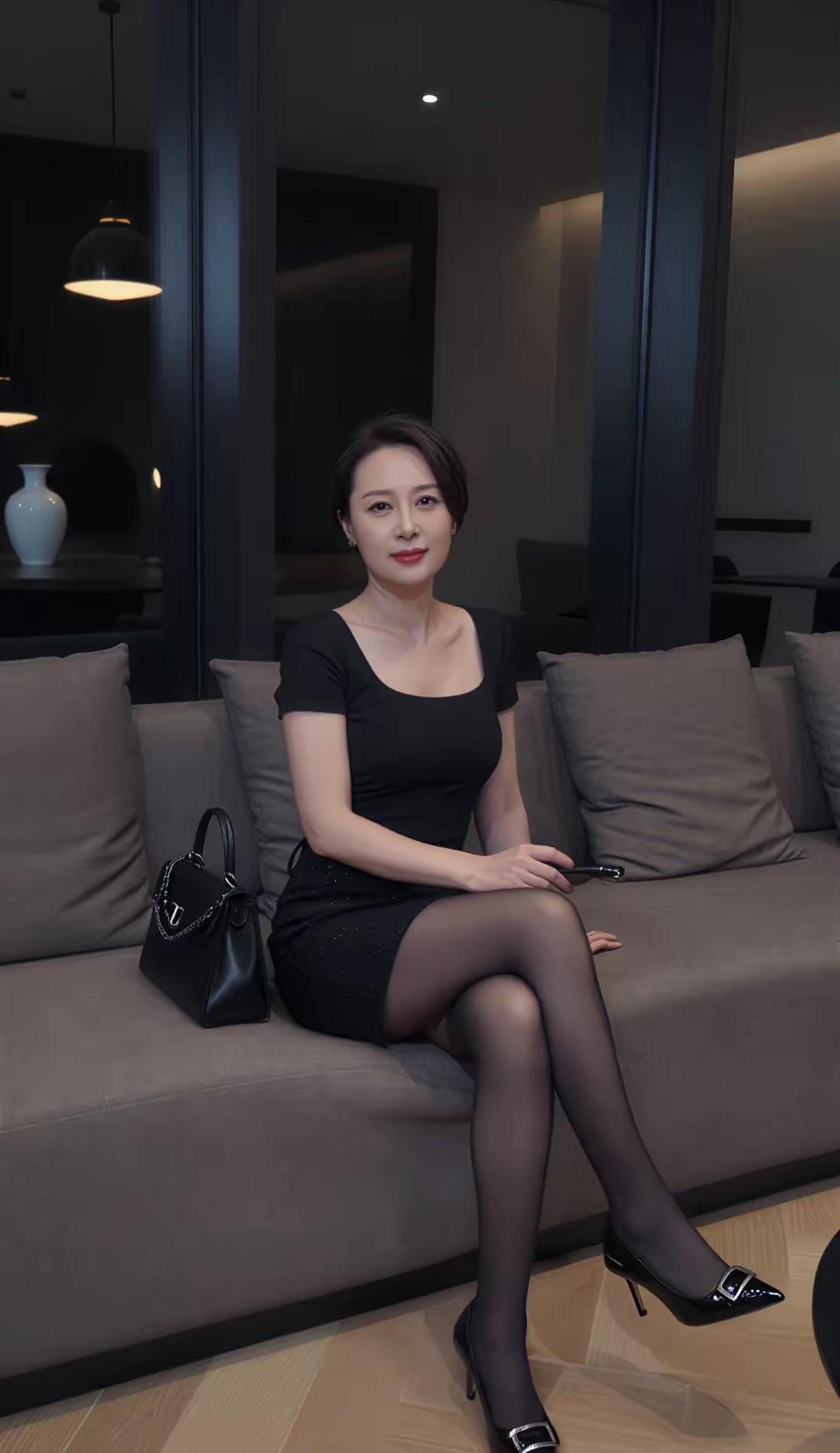 优雅黑裙，都市女性魅力瞬间