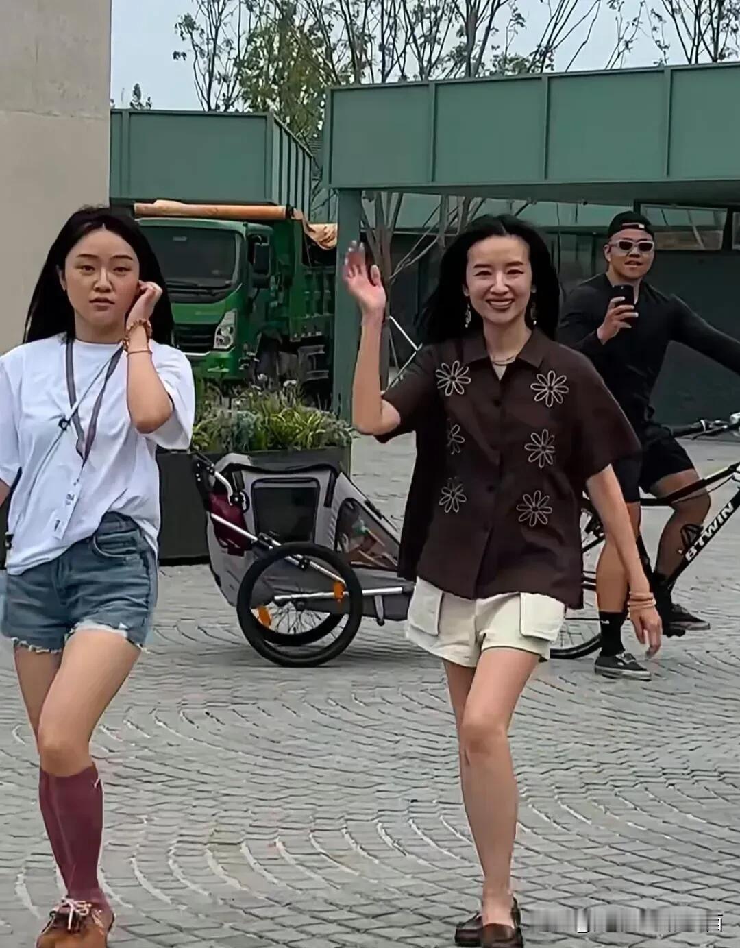 明星果然是不一样的，站在人群中美的发光，你能认出来她是谁吗？皮肤白皙，身材苗条，