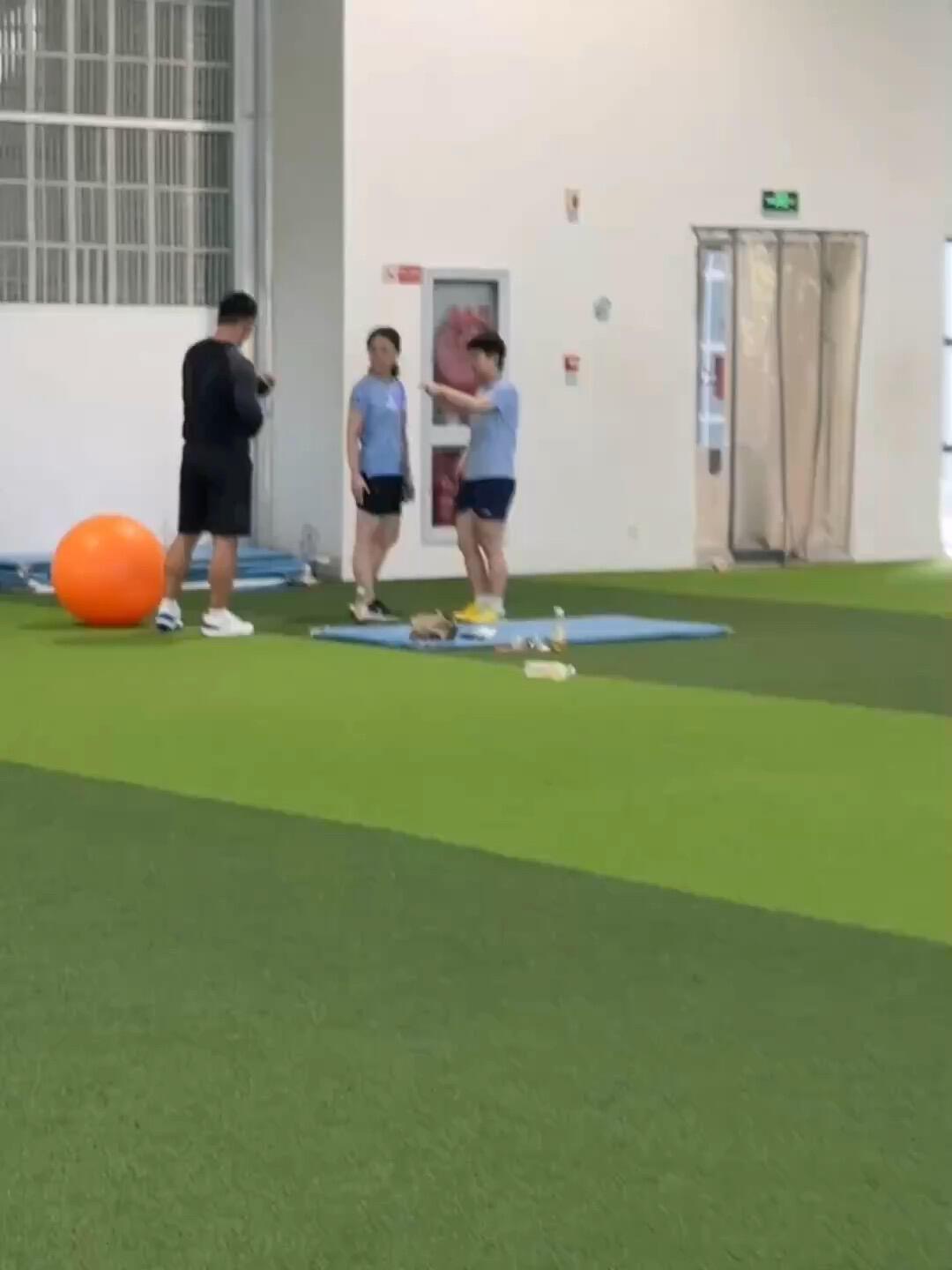 莎莎好久不见，见到了锻炼的莎莎，休息期间也要进行体能训练，久违的消息，看到孙颖莎